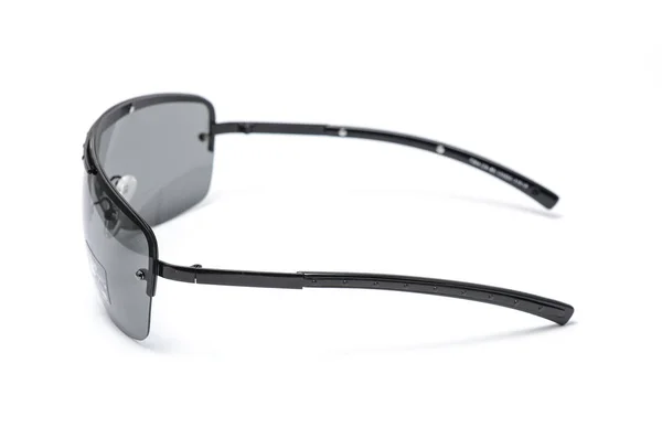Occhiali da sole in montatura nera con vetro nero isolato su bianco — Foto Stock