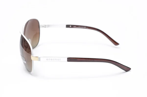 Солнечные очки в железной раме с коричневым стеклом изолированы на белом — стоковое фото