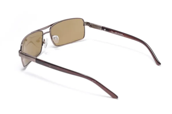 Gafas de sol para hombre con lentes marrones en montura metálica aisladas en blanco —  Fotos de Stock
