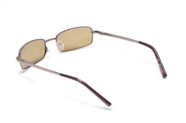 Occhiali da sole da uomo con occhiali marroni in cornice metallica isolata su bianco — Foto Stock