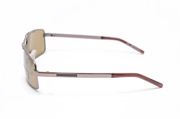 Okulary przeciwsłoneczne z brązowe okulary w metalowej ramie na białym tle — Zdjęcie stockowe