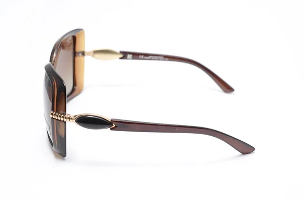 Kvinnors solglasögon med bruna glas isolerade på vit — Stockfoto