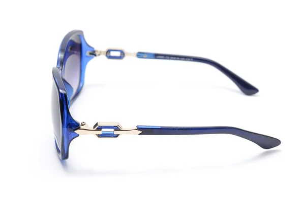 Damskie okulary słoneczne z niebieskiego szkła na białym tle — Zdjęcie stockowe