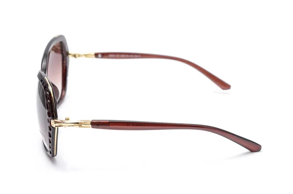Occhiali da sole da donna con vetro marrone isolato su bianco — Foto Stock