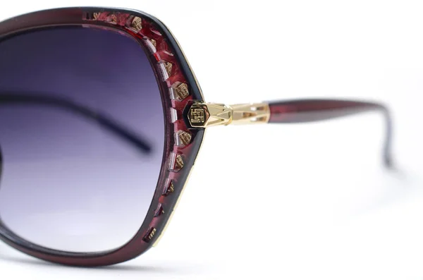 Damskie okulary słoneczne z fioletowe szkła na białym tle — Zdjęcie stockowe