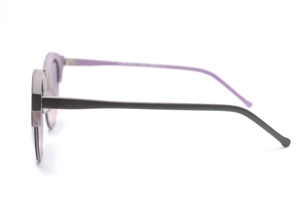 Occhiali da sole da donna con vetro viola isolato su bianco — Foto Stock