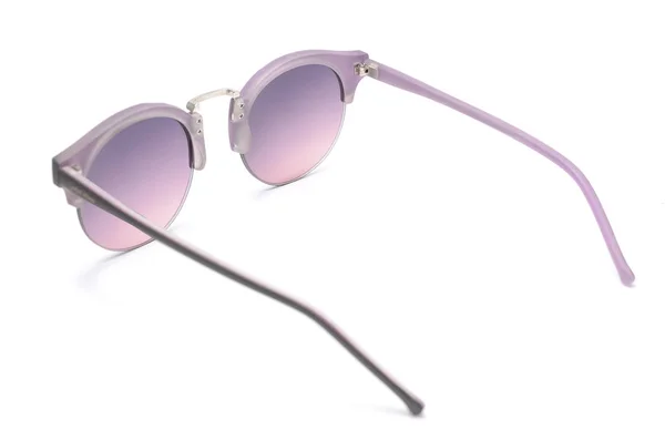 Óculos de sol femininos com vidro roxo isolado em branco — Fotografia de Stock