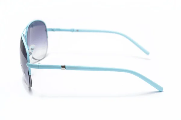Güneş gözlüğü ile mavi üzerine beyaz izole bir demir çerçeve içinde cam — Stok fotoğraf