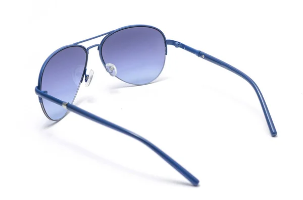 Γυαλιά ηλίου με μπλε γυαλί σε ένα πλαίσιο σιδήρου που απομονώνονται σε λευκό — Φωτογραφία Αρχείου