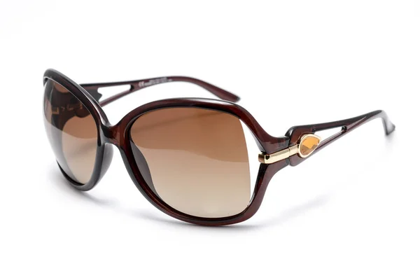 Damskie okulary słoneczne z brązowego szkła na białym tle — Zdjęcie stockowe