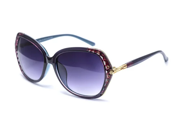 Dámské sluneční brýle s fialové sklo izolované na bílém — Stock fotografie