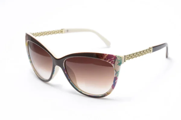 Frauensonnenbrille mit braunem Glas isoliert auf weißem Hintergrund — Stockfoto