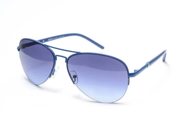 Sonnenbrille mit blauem Glas im eisernen Rahmen isoliert auf weiß — Stockfoto