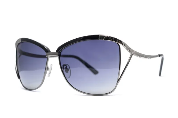 Женские солнечные очки изолированы на белом — стоковое фото