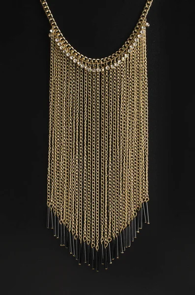 Arany nyaklánc, láncok és elszigetelt fekete gyémántok — Stock Fotó