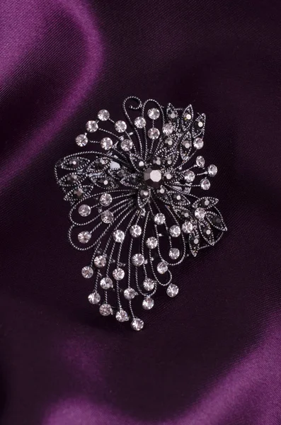 Broche con diamantes aislados sobre seda — Foto de Stock