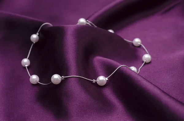 Corrente colar de prata com pérolas isoladas em seda — Fotografia de Stock