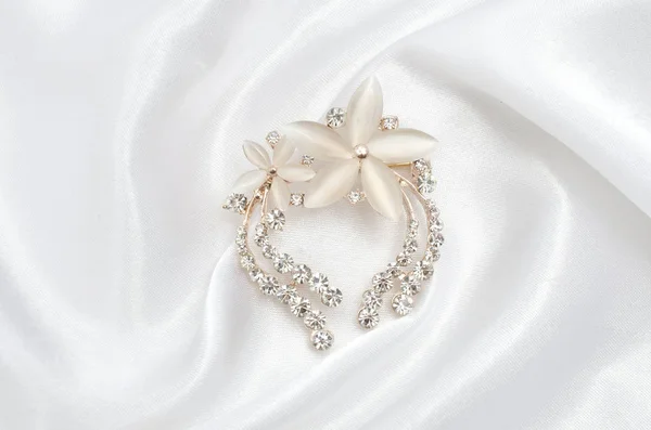 Broche flor com pedra da lua e diamantes em tecido de seda — Fotografia de Stock