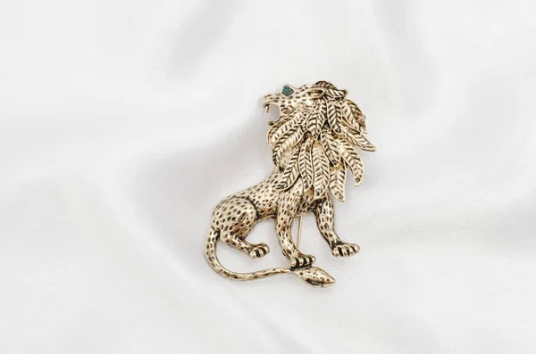 Broche en cuivre lion sur tissu de soie — Photo