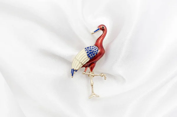 Broche de esmalte con garza de ave en tela de seda — Foto de Stock