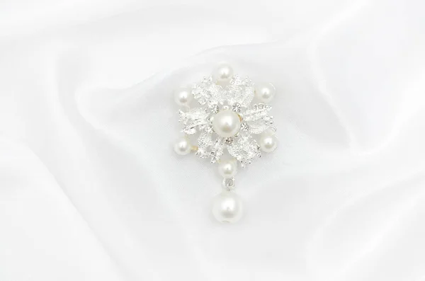 シルク生地に真珠のブローチ花 — ストック写真