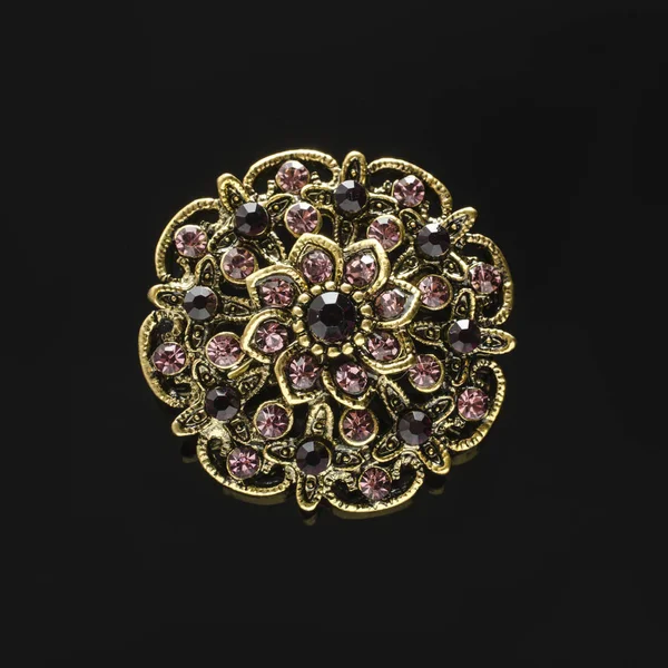 Broche redondo de cobre con diamantes morados aislados en negro —  Fotos de Stock
