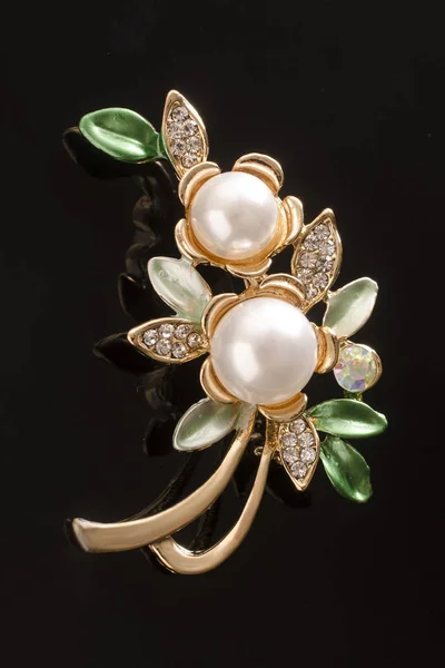 Broche de oro flor con perlas y gemas aisladas en negro —  Fotos de Stock