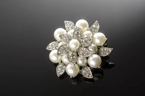 Broche fleur d'argent avec perle isolée sur noir — Photo