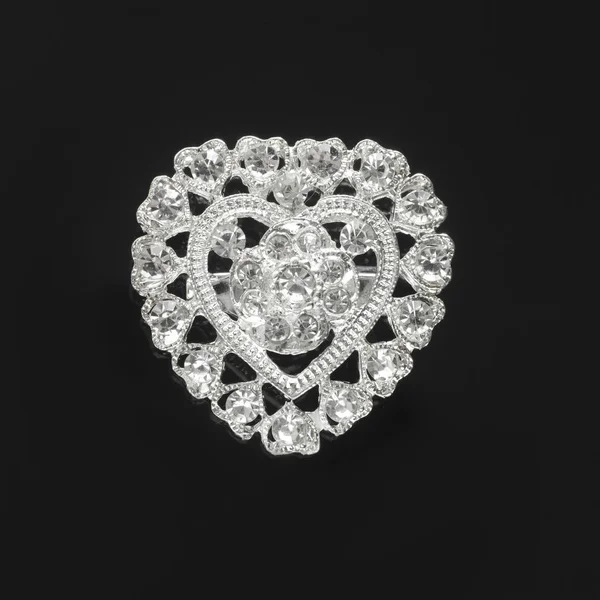 Serce Broszka srebrna z diamentami na czarnym tle — Zdjęcie stockowe