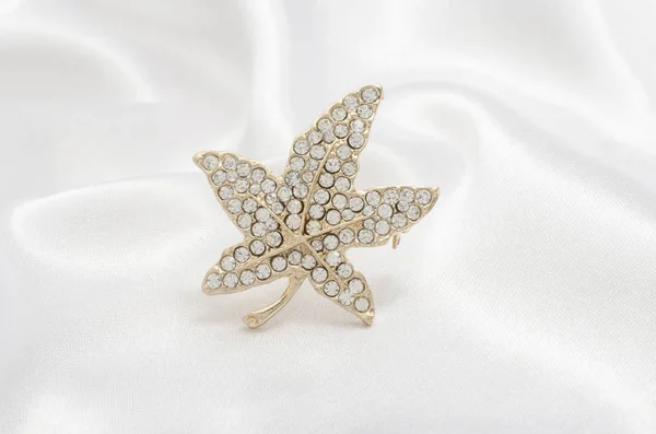 Broche de oro hoja de arce con diamantes en seda — Foto de Stock