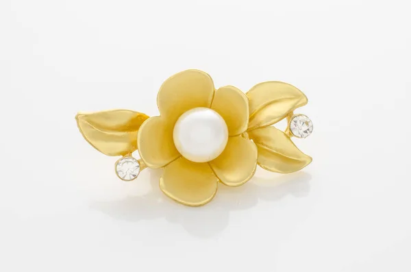 Broche de ouro flor com pérola isolada em branco — Fotografia de Stock