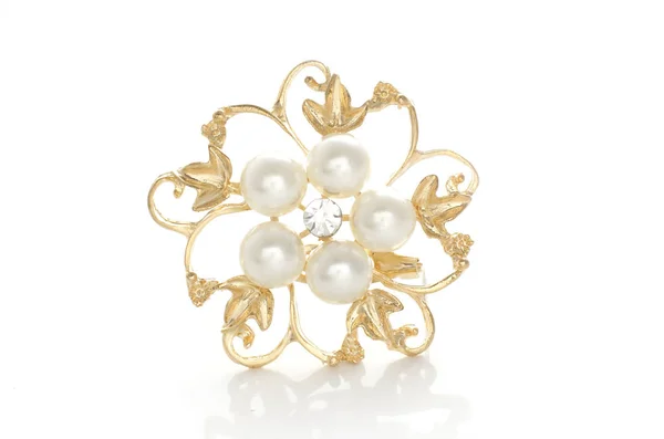 Broche de oro flor con perla aislada en blanco — Foto de Stock