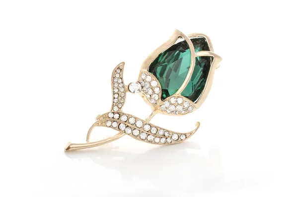 Guld Brosch Ros knopp med smaragd och diamanter isolerad på vit — Stockfoto
