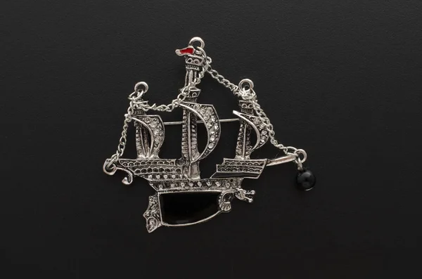 银色胸针船与钻石孤立的黑色 — 图库照片
