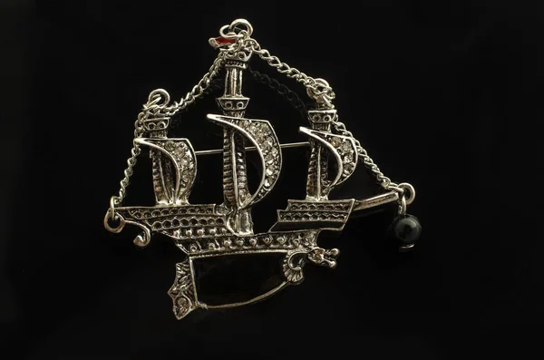 Barco broche de plata con diamantes aislados en negro — Foto de Stock
