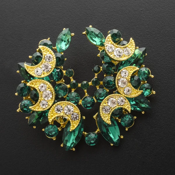 Zlatá brož se smaragdy a diamanty, samostatný na černém — Stock fotografie