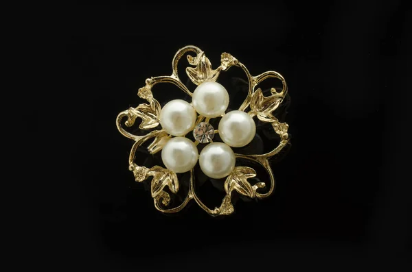 Broche de oro flor con perla aislada en negro — Foto de Stock