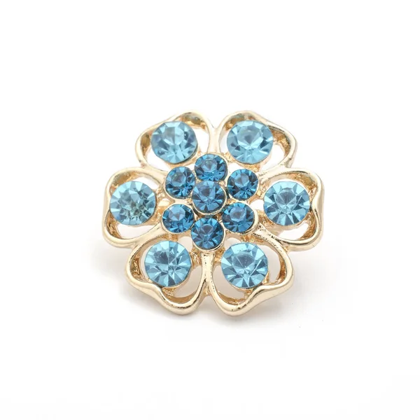 Spilla rotonda in oro con diamanti blu isolati su bianco — Foto Stock