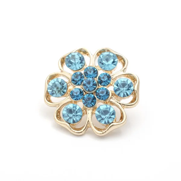 Gouden ronde broche met blauwe diamanten geïsoleerd op wit — Stockfoto