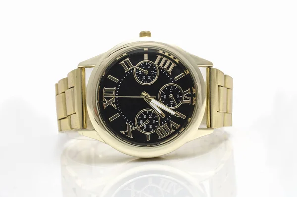 Reloj de pulsera dorado aislado en blanco — Foto de Stock