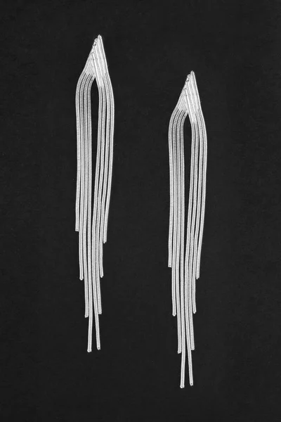 Boucles d'oreilles chaîne argent isolé sur noir — Photo