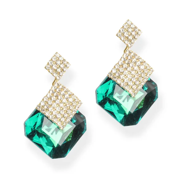 Pendientes de oro con grandes piedras verdes aisladas en blanco —  Fotos de Stock