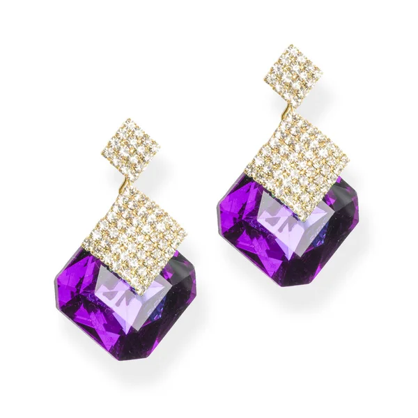 Boucles d'oreilles en or avec de grandes pierres violettes isolées sur blanc — Photo