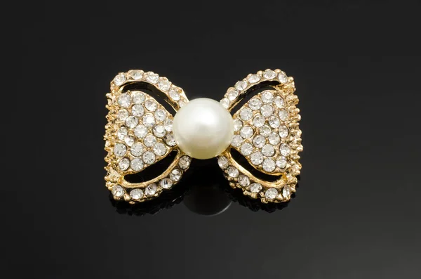 Goldfibel mit Perlen und Edelsteinen isoliert auf schwarz — Stockfoto