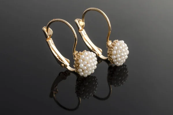 Pendientes de oro con perlas aisladas en negro — Foto de Stock