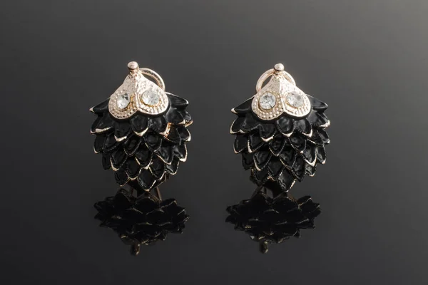 Pendientes de oro erizo con diamantes aislados en negro —  Fotos de Stock