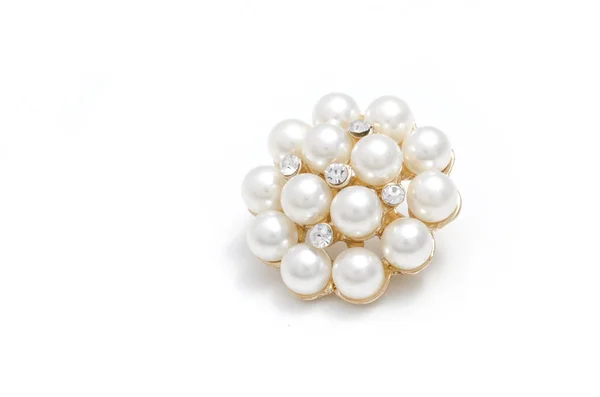 Broche redondo dorado con perlas sobre fondo blanco — Foto de Stock