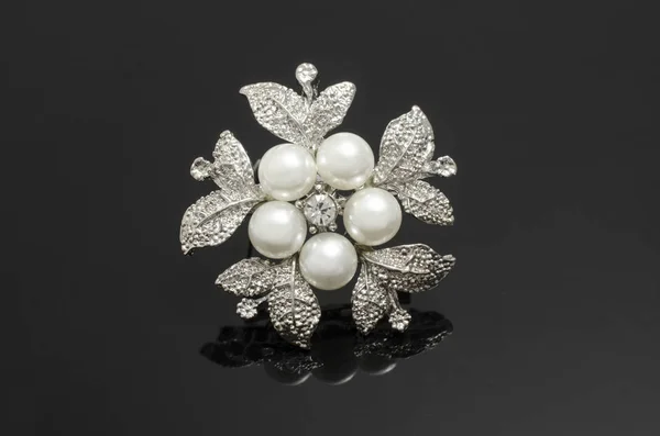 Flor de broche de plata con perlas aisladas en negro — Foto de Stock