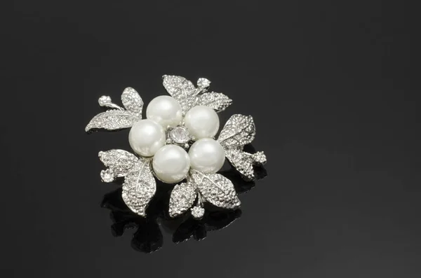 Broche fleur argent avec perles isolées sur noir — Photo