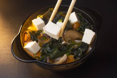 Shiitake mantarlı miso çorbası ve tofu.